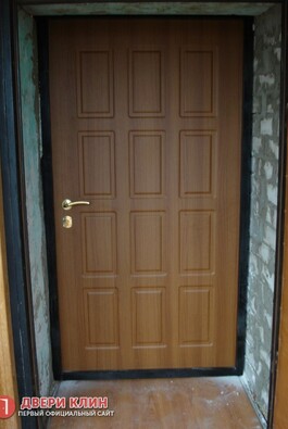 Широкая дверь с МДФ в частном кирпичном доме