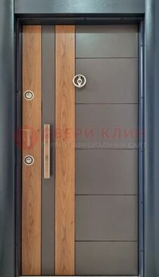 Коричневая входная дверь c МДФ панелью ЧД-01 в частный дом в Архангельске