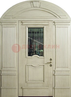 Белая входная дверь массив со стеклом и ковкой ДА-49 в Архангельске