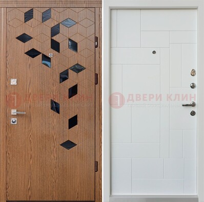 Коричневая металлическая дверь МДФ внутри белого цвета ДМ-256 в Архангельске