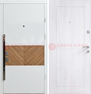 Белая железная дверь МДФ горизонтальной вставкой ДМ-265 в Архангельске