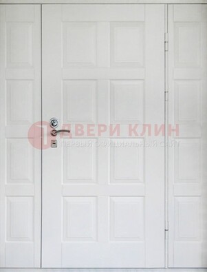Белая входная дверь для коттеджа с МДФ ДМ-536 в Архангельске
