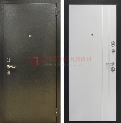Железная темная дверь с порошковым покрытием и белая МДФ с молдингами  ДП-296 в Архангельске