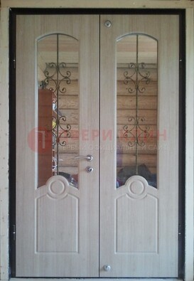 Парадная дверь со стеклянными вставками и ковкой ДПР-23 в деревянный дом в Архангельске