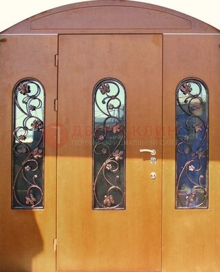 Парадная дверь со стеклянными вставками и ковкой ДПР-28 в общественное здание в Архангельске