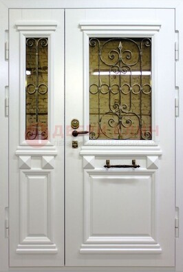 Белая парадная металлическая дверь со стеклом и ковкой ДПР-83 в Архангельске