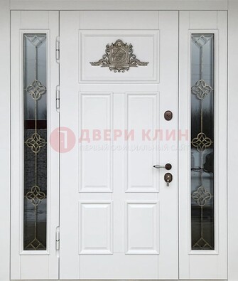 Белая входная парадная дверь со стеклом и ковкой ДПР-92 в Новосибирске