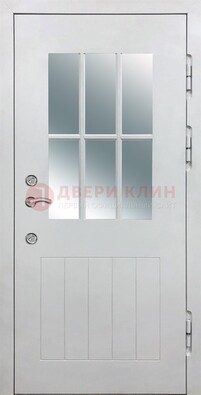 Белая уличная дверь со стеклом ДС-30 в Архангельске