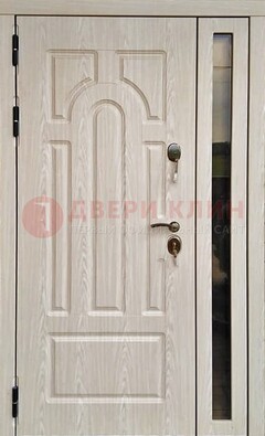 Белая металлическая дверь со стеклом ДС-68 в Архангельске
