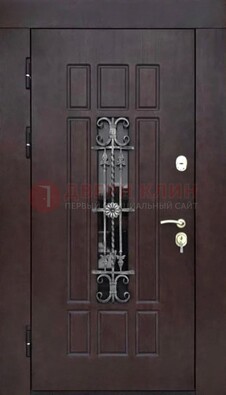 Коричневая уличная дверь со стеклом и ковкой ДСК-114 в Сергиевом Посаде