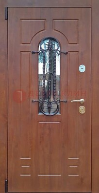 Темная железная дверь со стеклом и ковкой в коричневом цвете ДСК-154 в Архангельске