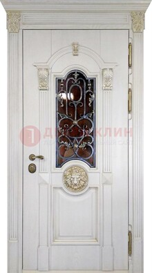 Белая железная дверь со стеклом и ковкой для кирпичного дома ДСК-155 в Архангельске