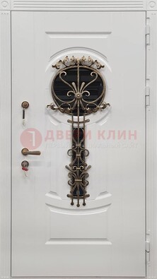 Светлая наружная дверь со стеклом и ковкой ДСК-158 в Сергиевом Посаде