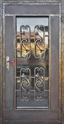 Коричневая наружная дверь порошок со стеклом и ковкой ДСК-160 в Архангельске