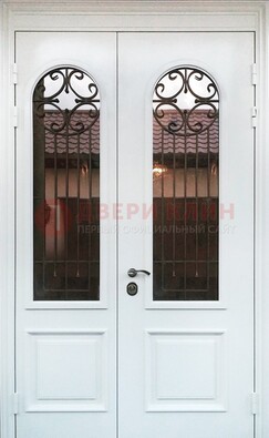 Белая стальная дверь стекло с ковкой и филенкой ДСК-201 в Архангельске