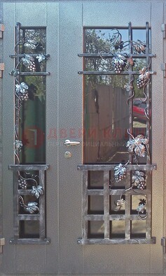 Распашная уличная дверь Порошок со стеклом и ковкой ДСК-221 в Архангельске