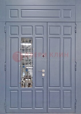 Серая двухстворчатая дверь Винорит со стеклом и ковкой ДСК-234 RAL 7024 в Архангельске
