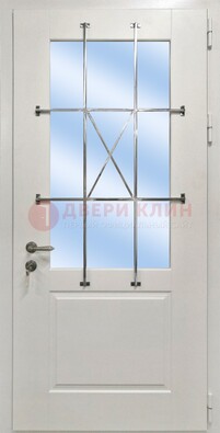 Белая простая железная дверь Винорит со стеклом и ковкой ДСК-257 в Архангельске