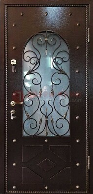 Влагостойкая дверь со стеклом и ковкой с декором ДСК-37 в Архангельске