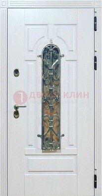 Белая остекленная металлическая дверь с ковкой ДСК-98 в Архангельске