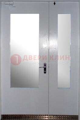 Белая  тамбурная дверь со стеклянными вставками ДТМ-18 в Архангельске