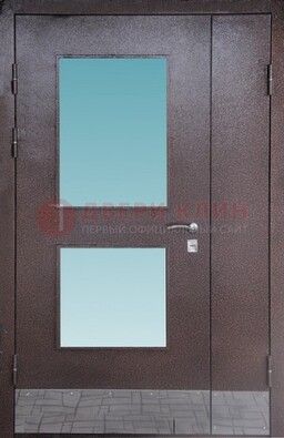 Коричневая тамбурная дверь со стеклянными вставками ДТМ-21 в Архангельске