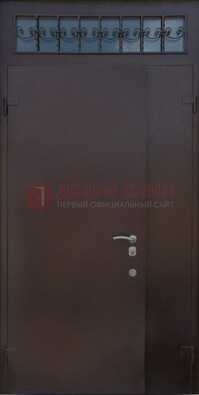 Коричневая тамбурная дверь со стеклянными вставками и ковкой ДТМ-39 в Белгороде