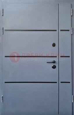 Серая металлическая тамбурная дверь с молдингами ДТМ-42 в Архангельске