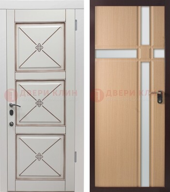 Белая уличная дверь с зеркальными вставками внутри ДЗ-94 в Архангельске