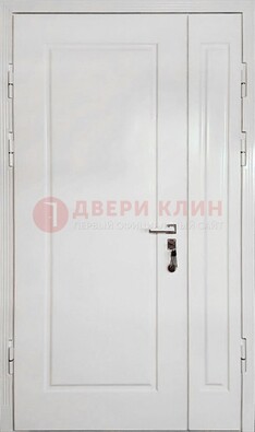 Полуторная металлическая дверь с МДФ в белом цвете ПЛ-24 в Архангельске