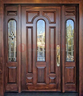 Железная классическая дверь с массивом дуба и витражом ВЖ-18 в Архангельске
